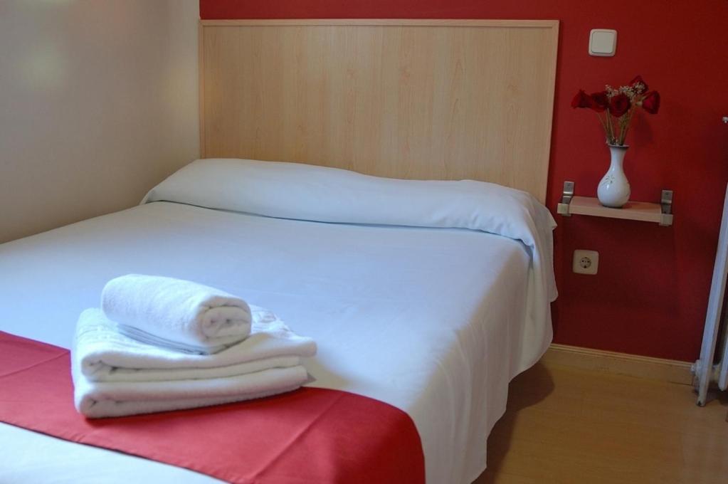 Hostal Falfes Hotel Madrid Room photo